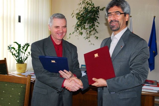 Prof. Stanisław Uliasz, rektor UR i Akbar Zadeh, dyr. Muzeum Narodowego w Teheranie.