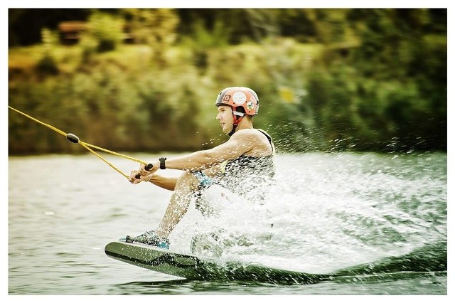 Igor Sikorski w ramach przygotowań pływa na wakeboardzie