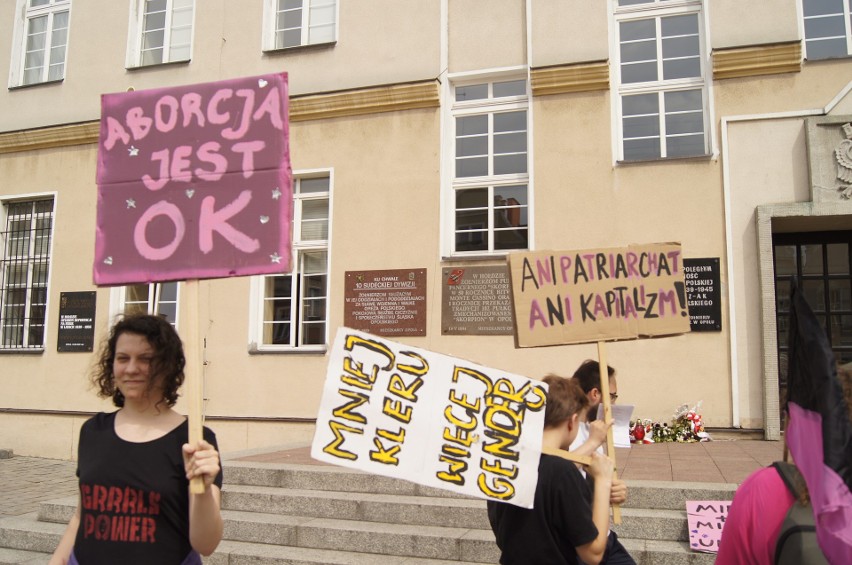 Manifestacja środowisk feministycznych na rynku w Opolu