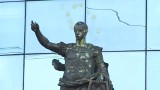 Petersburg: aktywiści ostrzelali statuę zwaną pomnikiem Putina. Użyli amunicji z farbą [WIDEO]