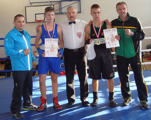 Trener Artur Chomiak z Ringu Sikorski Stalowa Wola (z lewej) był jednym z organizatorów bokserskiego turnieju w Sandomierzu.