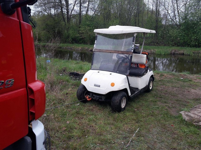 Baciuty. Wjechał pojazdem elektrycznym do stawu