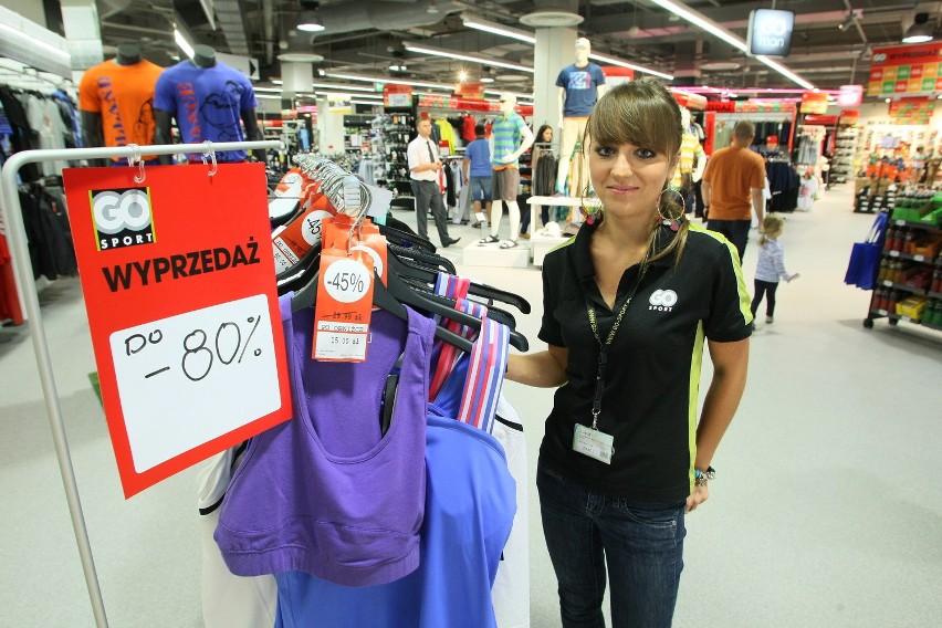 Diana Sorbian prezentuje sportową odzież w sklepie Go Sport....