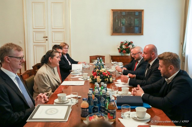 W Belwederze Minister Jacek Siewiera Sekretarz Stanu w Kancelarii Prezydenta RP spotkał się z bohaterskimi żołnierzami Pułku Azow oraz przybyłymi z Ukrainy