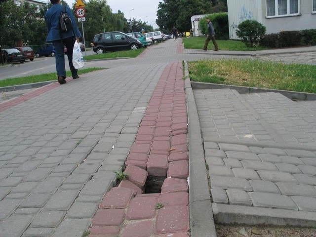 Zapadlisko w chodniku przy ulicy Dekutowskiego 14 w Tarnobrzegu jest jednym z kilku, jakie powstało w ciągu tego chodnika.