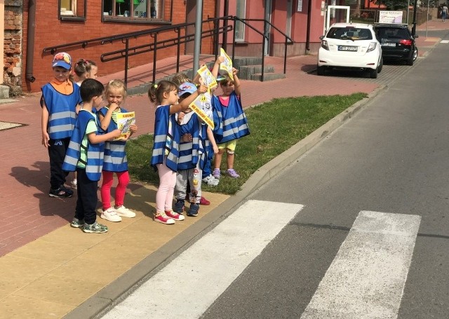 Przedszkolaki razem z policjantką udali się na przejście dla pieszych, gdzie odbyły się praktyczne ćwiczenia na pasach.