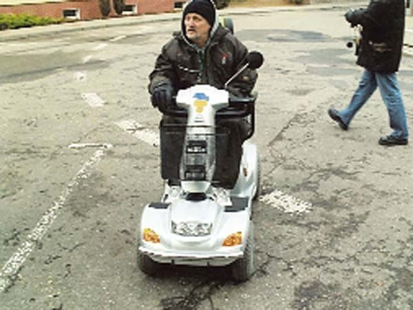 Witold Kmita wypróbowuje swój wózek na dziedzińcu DPS w Bornem Sulinowie. 