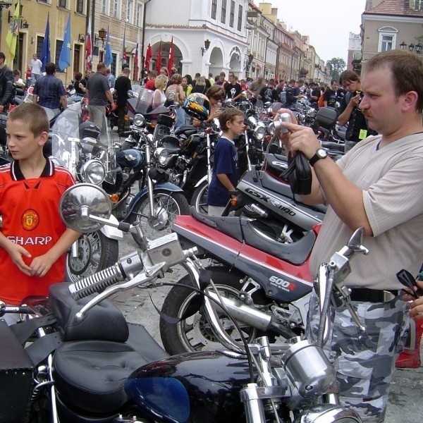 Stalowe maszyny ciekawiły nie tylko dzieci. Dorośli chętnie też chętnie oglądali motocykle.