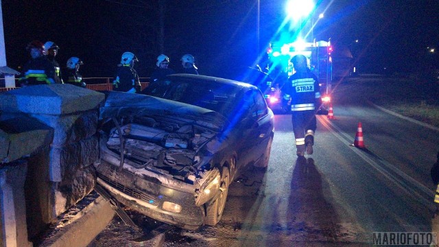 Opel rozbił się na moście w Kępie pod Opolem.