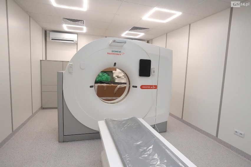 Tomograf w kontenerze w szpitalu przy Arkońskiej w Szczecinie. Pozwoli zbadać płuca chorych na Covid-19