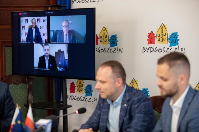 W konferencji prasowej podsumowującej rywalizację o Puchar Rowerowej Stolicy Polski wzięli udział Łukasz Krupa, dyrektor Biura Promocji UM Bydgoszczy, Tomasz Dobrowolski, koordynator RSP oraz zdalnie prezydenci zwycięskich miast - Michał Litwiniuk (Biała Podlaska), Tomasz Budasz (Gniezno) i Jacek Milewski (Nowa Sól).