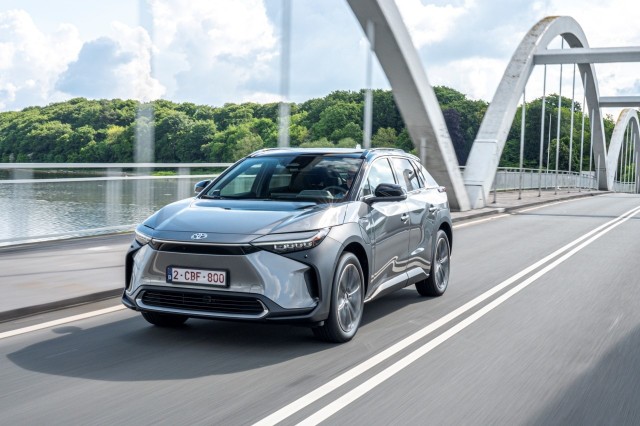 W 2026 roku Toyota planuje osiągnąć roczną sprzedaż 1,5 miliona samochodów elektrycznych. Do tego czasu zadebiutuje na rynku aż dziesięć nowych modeli BEV marki, w tym nowa linia bateryjnych aut elektrycznych następnej generacji, zaprojektowanych zupełnie od początku według nowej koncepcji. Modele te otrzymają baterie o znacznie większej wydajności, które podwoją ich zasięg w porównaniu z obecnymi autami elektrycznymi marki. Aby zrealizować te plany, Toyota stworzy odrębny dział specjalizujący się w rozwoju, produkcji i sprzedaży samochodów elektrycznych.