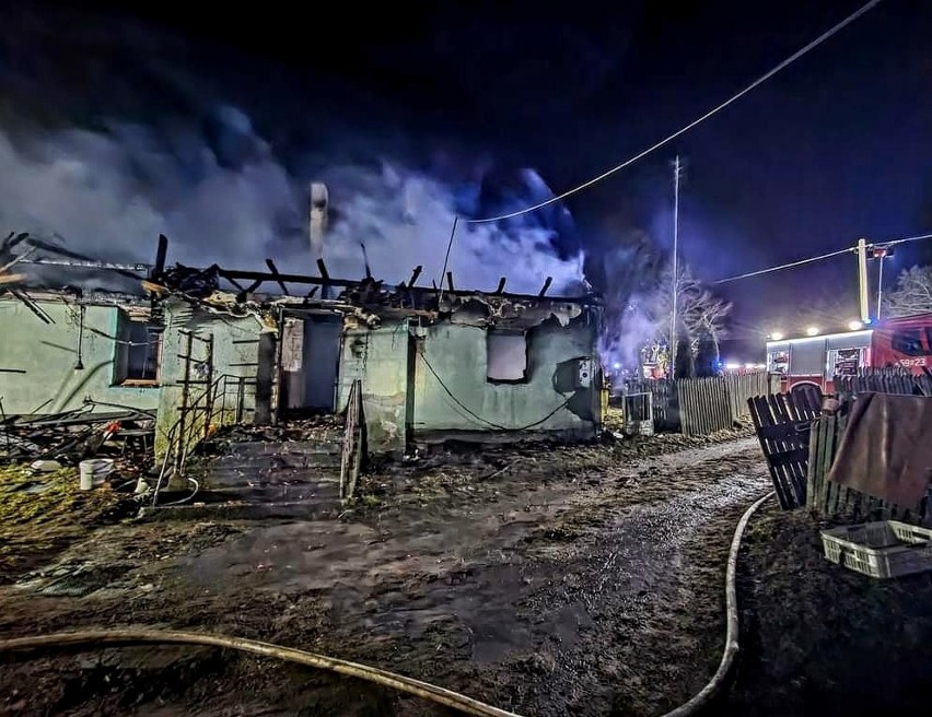Nocny pożar domu w powiecie gołdapskim. Dwie osoby trafiły do szpitala