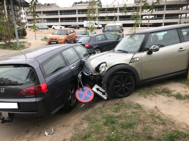 O niecodziennej sytuacji na parkingu poinformował nas...