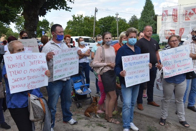 Najpierw protestujący stanęli przed budynkiem banku. W trakcie sesji przenieśli się pod okna Urzędu Gminy Sicienko