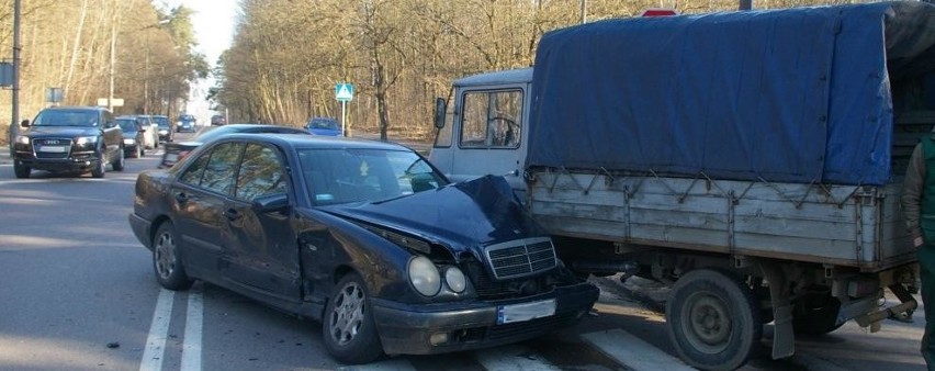 Kobieta za kółkiem: Mercedesem uderzyła w skodę, a zaraz potem w żuka (zdjęcia)