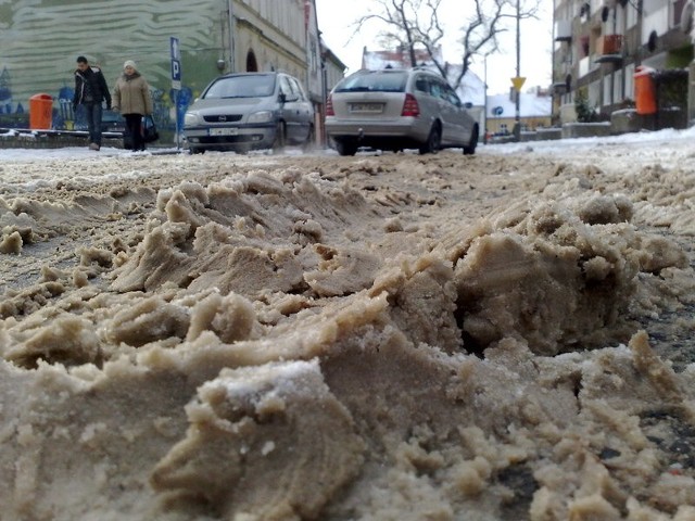 Na ulicach Świebodzina leży jeszcze sporo śniegu