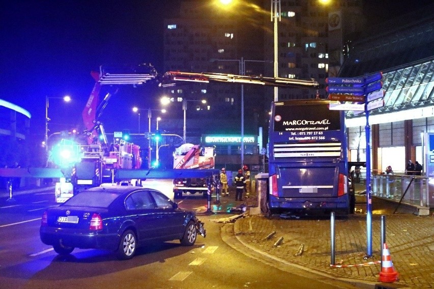 Wypadek na rondzie Reagana we Wrocławiu. Autokar wjechał w przejście podziemne. Jedna osoba nie żyje