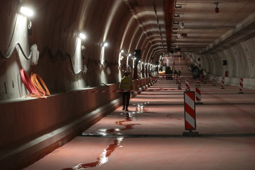 W tej chwili tunel jest już gotowy w ponad 91 procentach.