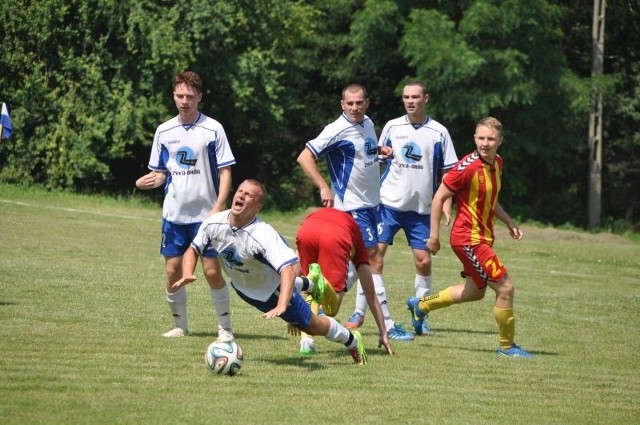 Piłkarze Szydłowianki Szydłowiec w pierwszym wakacyjnym sparingu przegrali u siebie z rezerwami Korony Kielce 1:2. Na pierwszym planie, z lewej pomocnik naszej drużyny Damian Szyszka.