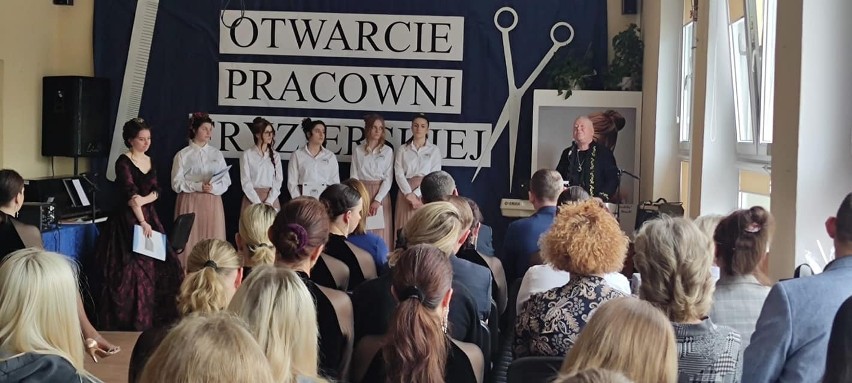 Uroczyste otwarcie pracowni fryzjerskiej w ZSBiKU w Słupsku