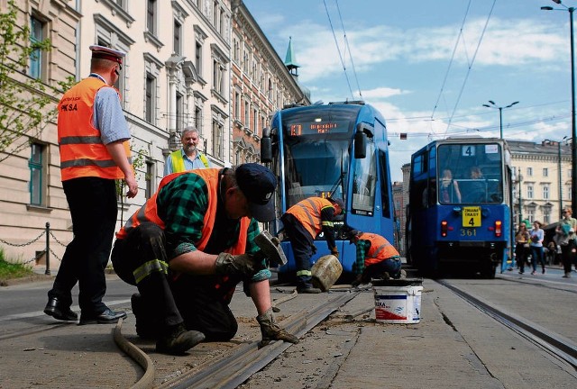 Do wybrzuszeń szyn często dochodzi m.in. na ul. Basztowej