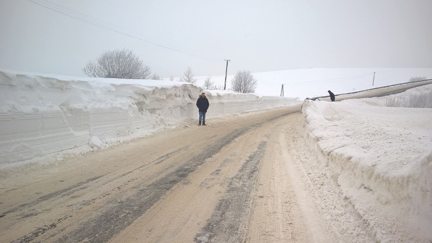 Gigantyczne zaspy w Bieszczadach [ZDJĘCIA INTERNAUTKI]