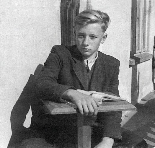 Nastoletni Józek Tischner był ładnym chłopcem. Różne dziewczyny się za nim oglądały, a i on nie był na ich wdzięki obojętny.