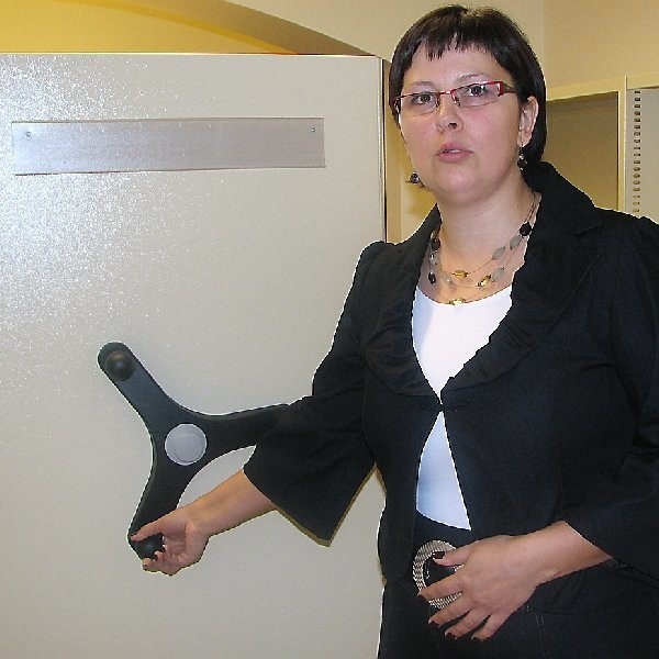 Agnieszka Reniecka, zastępca prokuratora rejonowego w Grudziądzu, prezentuje nowoczesne archiwum