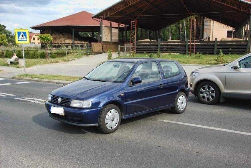 Tak to się kończy, gdy kierowca zapomni zaciągnąć hamulec ręczny (zdjęcia Czytelnika)