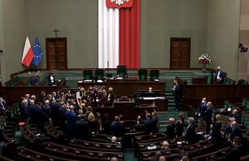 Kaczyński otoczony w Sejmie. "To jest wojna!". Interweniuje straż marszałkowska