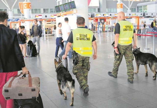 Czy pogranicznicy z Okęcia są przyjaźniej nastawieni do przybyszów?