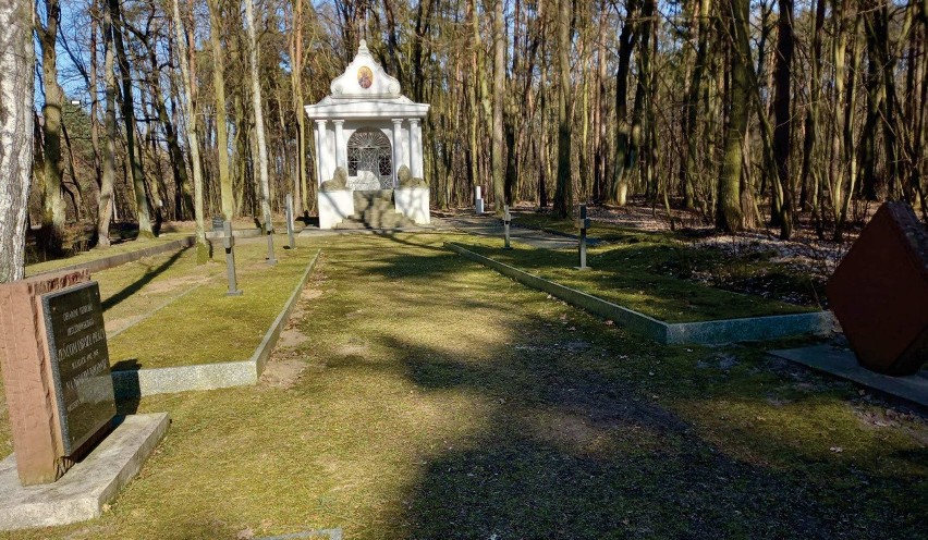 Na tablicach pamiątkowych na Cmentarzu Wojskowym w Brodnicy...