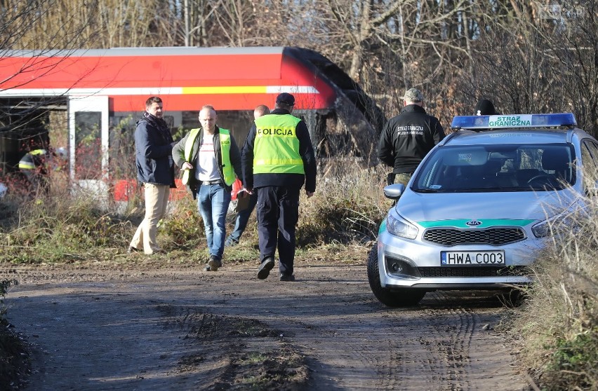 Kołbaskowo: Śmiertelny wypadek na niestrzeżonym przejeździe kolejowym. Samochód stanął w płomieniach 