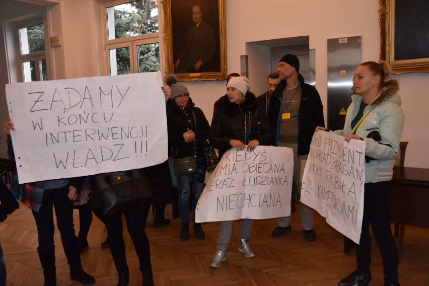 Protesty mieszkańców kamienicy Wólcząńskiej 43 i pracowników MOPS na sesji Rady Miejskiej w Łodzi