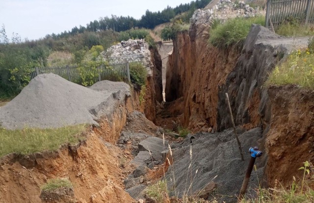 Szczelina w ziemi niedaleko domów w miejscowości Dziewątle w gminie Iwaniska ma według relacji świadków nawet kilkanaście metrów głębokości. Przebiega przez cztery działki.