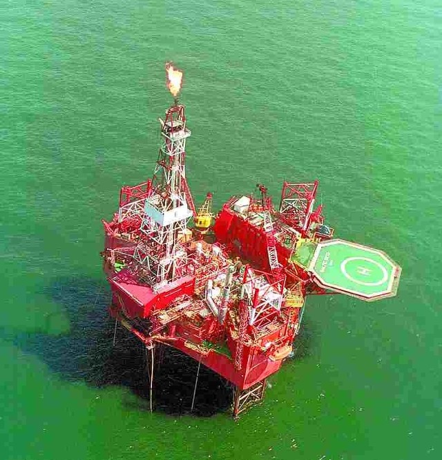 Platforma wiertnicza BALTIC BETA Petrobalticu - Grupa LOTOS wydobywająca spod dna morskiego na Bałtyku ropę i gaz.