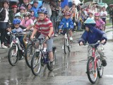 Cykliści rywalizowali w deszczu