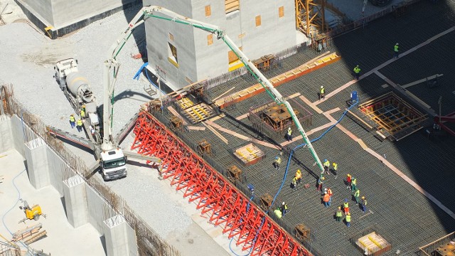 18,4 tys. metrów sześciennych betonu potrzeba na wylanie płyty pod blok nr 5.