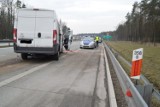 Wypadek na S8 w miejscowości Koźlin w powiecie wieluńskim. Bus przewożący osoby najechał na tył samochodu ciężarowego