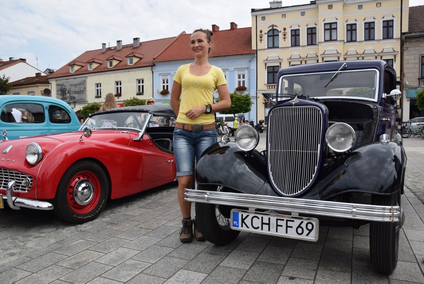 Perełki motoryzacji na oświęcimskim rynku - trudno było oderwać wzrok od zabytkowych samochodów [ZDJĘCIA]