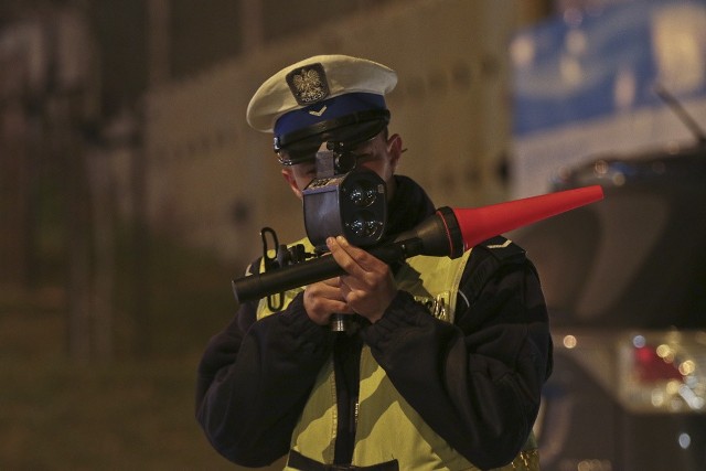 (pij)W czwartek, 17 marca około godz. 18.00 policjanci mierzyli prędkość kierowców jadących Trasą Północną w Zielonej Górze. Z kolei około godz. 20.00 inny patrol zastaliśmy na ul. Sulechowskiej. Tutaj funkcjonariusze sprawdzali prędkości aut jadących w kierunku centrum miasta. Wpadło kilku kierujących, którzy jechali zbyt szybko.- Duża prędkość to cały czas jedna z głównych przyczyn zdarzeń drogowych, dlatego przykładamy tak dużo uwagi do kontrolowania kierowców – tłumaczy podinsp. Jarosław Tchorowski, naczelnik zielonogórskiej drogówki.Akcje takie odbywają się codziennie, na różnych ulicach w mieście. Policjantów z radarami spotkamy również na terenie powiatu zielonogórskiego, między innymi na tzw. "trasie śmierci" z Zielonej Góry do Nowogrodu Bobrzańskiego.