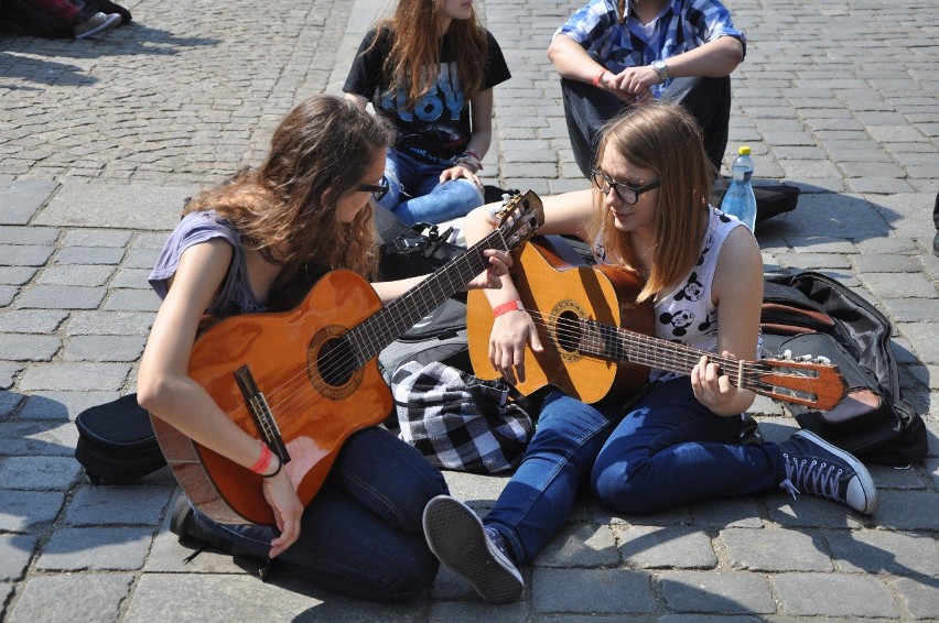 Wrocław: Gitarowy Rekord Guinnessa pobity! O ponad 70 gitar (ZDJĘCIA)