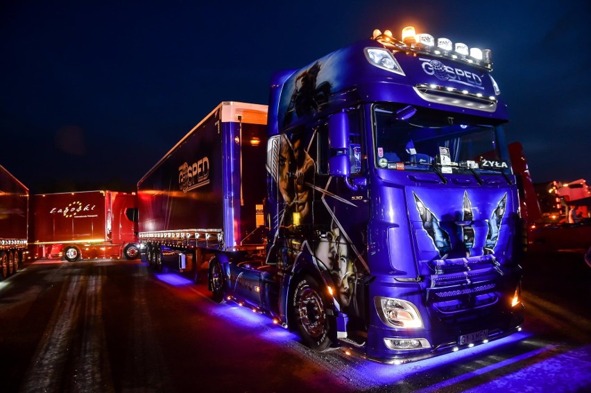 Przepiękne oświetlone ciężarówki czyli Master Truck of...