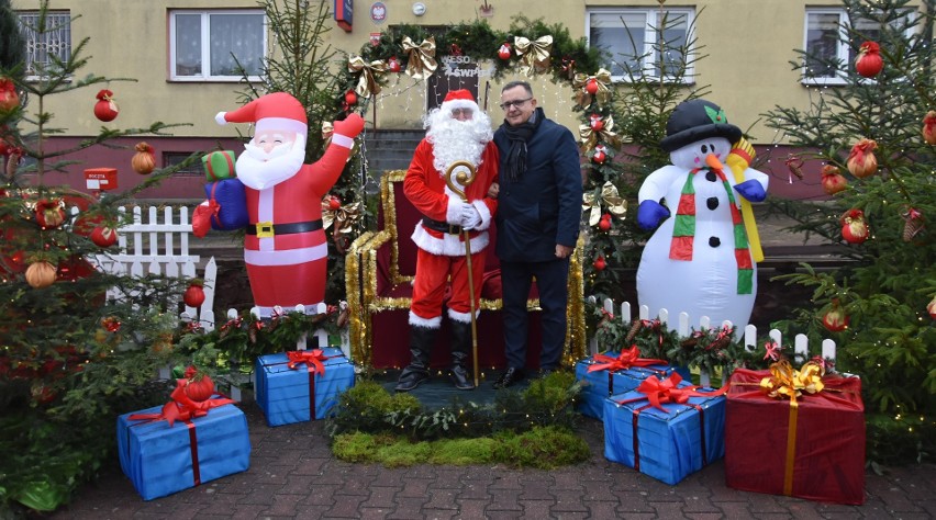 Niesamowite mikołajki w Iwaniskach. Były prezenty i radość najmłodszych. Przy urzędzie pojawiły się dekoracje świąteczne