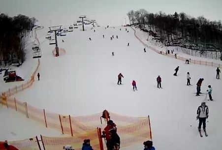 Wszystkie trasy zjazdowe w Bałtowie są oblegane w niedzielę przez narciarzy.