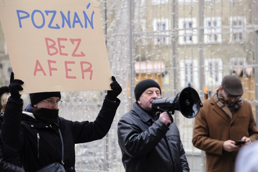 Protestujący przeciwko prezydentowi Poznania przynieśli ze...