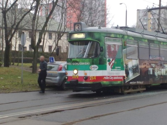 Przez jakiś czas na ul. Warszawskiej, przy wjeździe w Teatralną, czynny jest tylko jeden pas ruchu