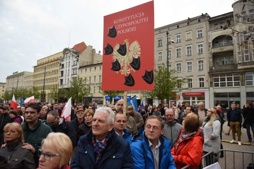 Nowoczesna w Poznaniu manifestowała patriotyzm na placu...