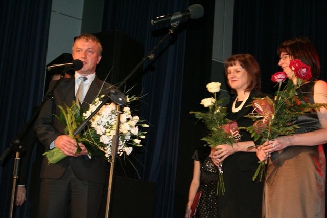 Życzenia paniom dyrektor szkoły złożył m.in. prezydent Janusz Kotowski